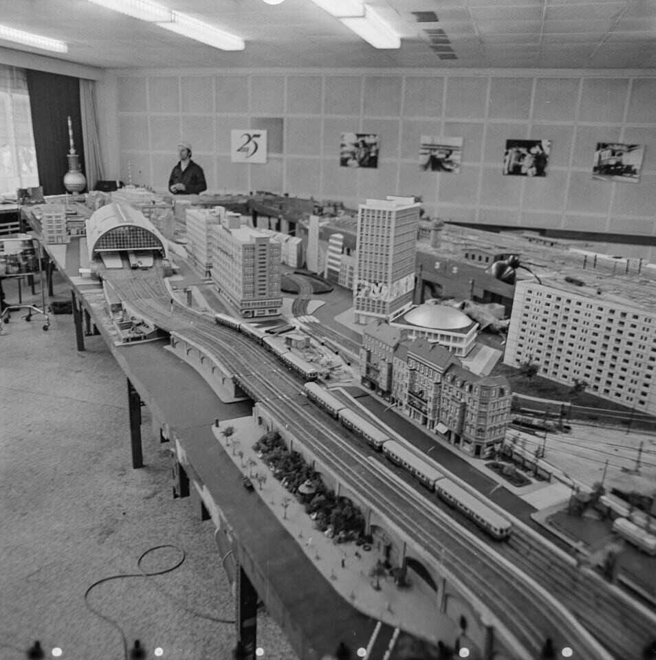 Modelleisenbahnanlage mit dem Bahnhof Alexanderplatz, 1974 SW-Foto © Kurt Schwarz. (Kurt Schwarz CC BY-NC-SA)