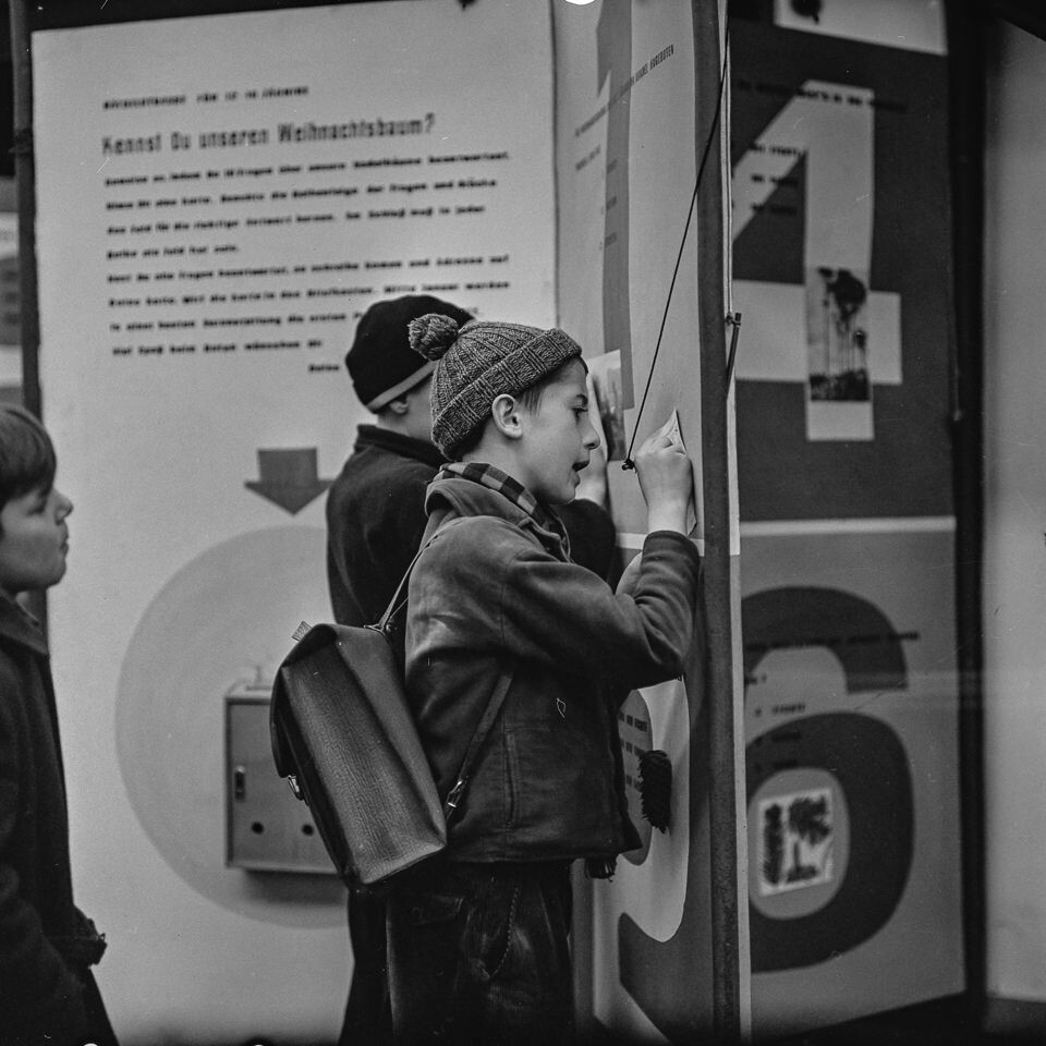 Zwei Jungen beim Ausfüllen eines Quiz in einer Ausstellung, 1970er Jahre. SW-Foto © Kurt Schwarz. (Kurt Schwarz CC BY-NC-SA)