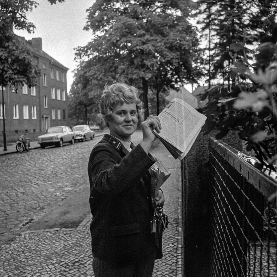 Zeitungsfrau beim Zeitungsaustragen, 1975. SW-Foto © Kurt Schwarz. (Kurt Schwarz CC BY-NC-SA)