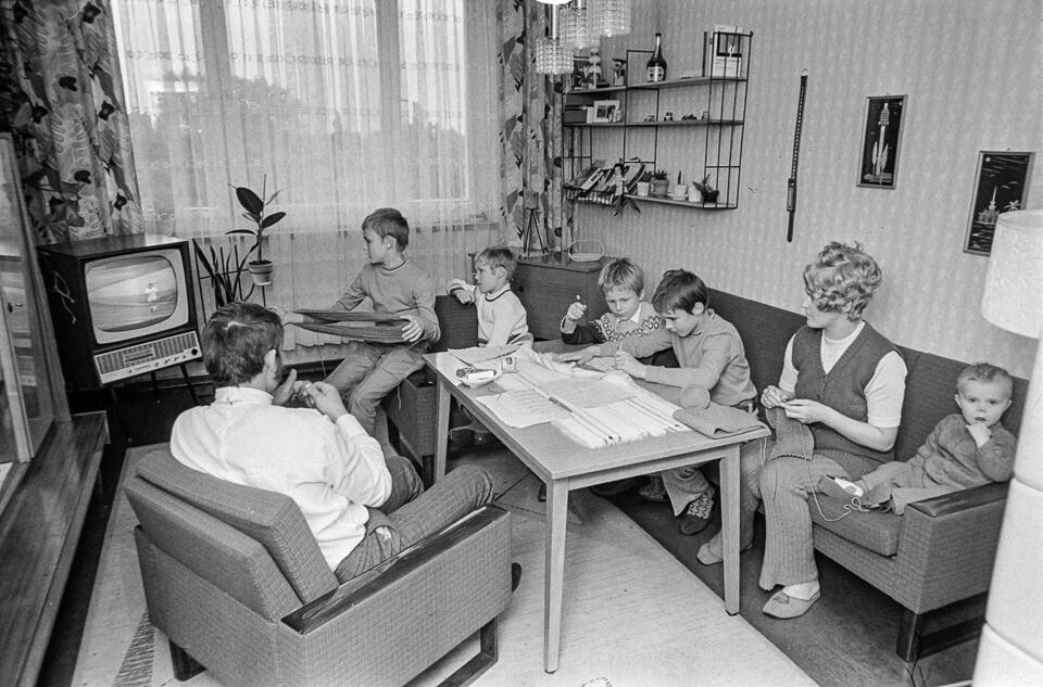 Familie mit 5 Kindern im Wohnzimmer, 1975. SW-Foto © Kurt Schwarz. (Kurt Schwarz CC BY-NC-SA)