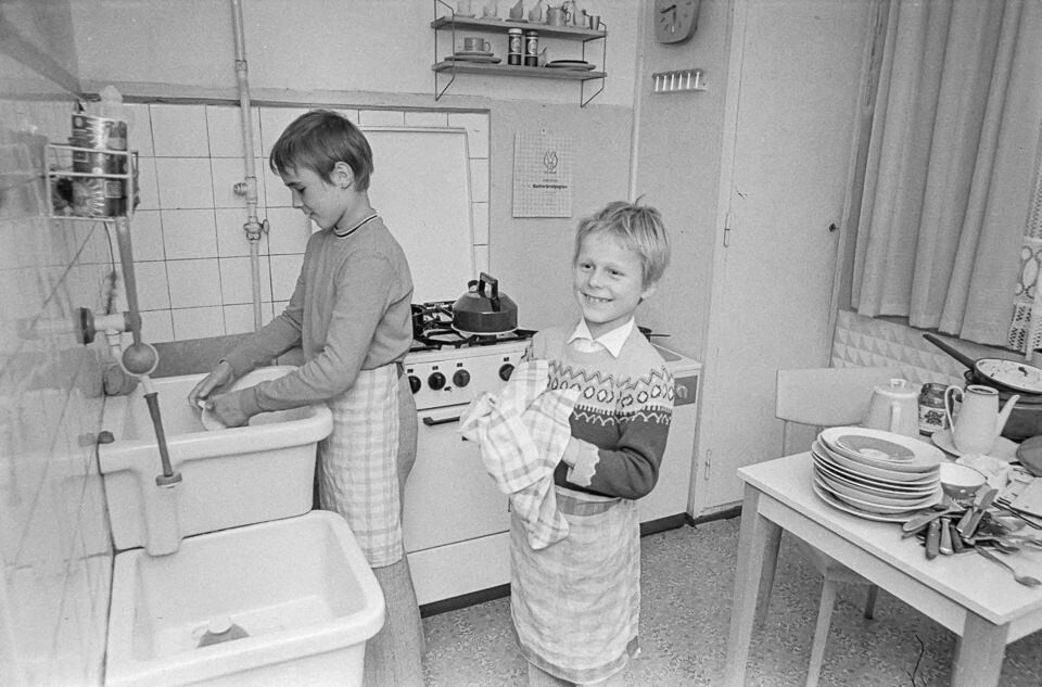 2 Jungen beim Abwasch, 1975. SW-Foto © Kurt Schwarz. (Kurt Schwarz CC BY-NC-SA)