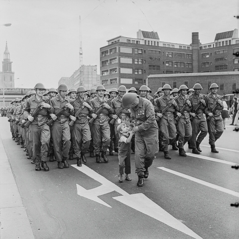 Kampftruppenparade "Unter den Linden", 13.8.1971, Bild 2. SW-Foto © Kurt Schwarz. (Kurt Schwarz CC BY-NC-SA)