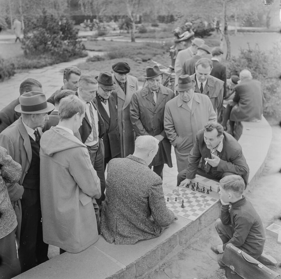 Schachspieler im Volkspark am Weinbergweg, 1970er Jahre SW-Foto © Kurt Schwarz. (Kurt Schwarz CC BY-NC-SA)