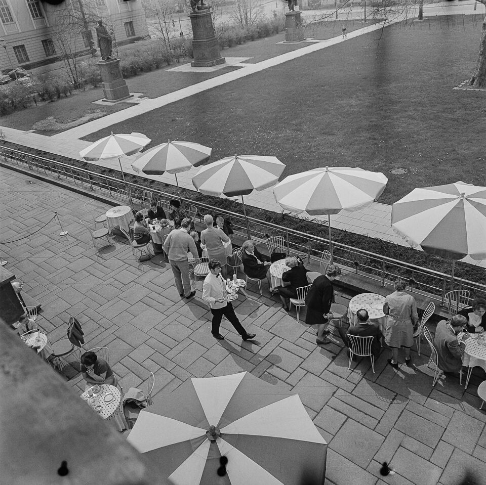 Terrasse der Gaststätte "Operncafé" im Prinzessinnenpalais, 1969. SW-Foto © Kurt Schwarz. (Kurt Schwarz CC BY-NC-SA)