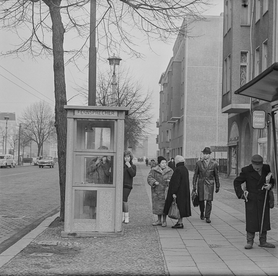 Wartende vor einer Telefonzelle, 1970er Jahre. SW-Foto © Kurt Schwarz. (Kurt Schwarz CC BY-NC-SA)