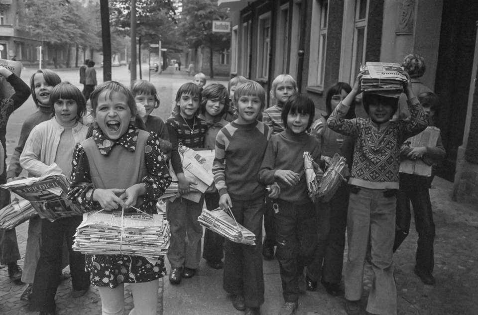 Grundschüler in Ostberlin bei Altpapiersammlung, 1975, Bild 1. SW-Foto © Kurt Schwarz. (Kurt Schwarz CC BY-NC-SA)