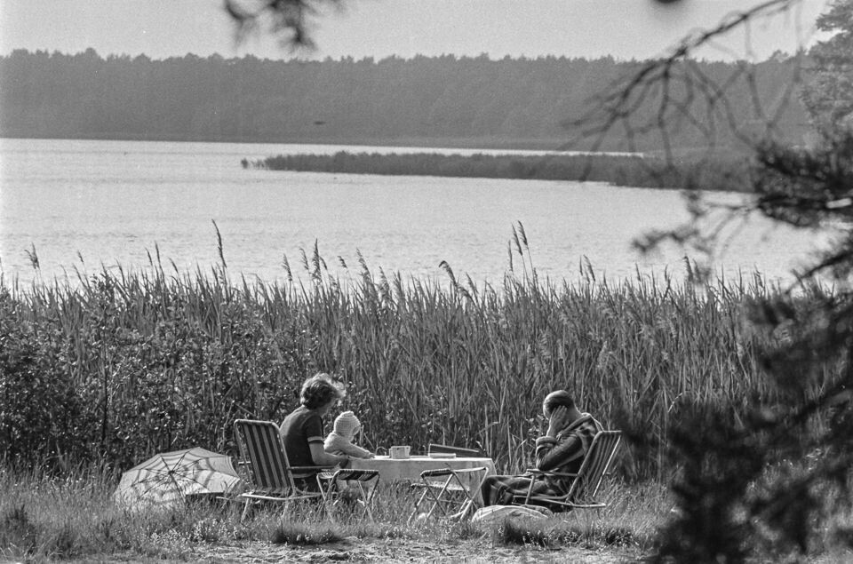 Familie mit Campingmöbeln an einem Seeufer, 1970er Jahre. SW-Foto © Kurt Schwarz. (Kurt Schwarz CC BY-NC-SA)