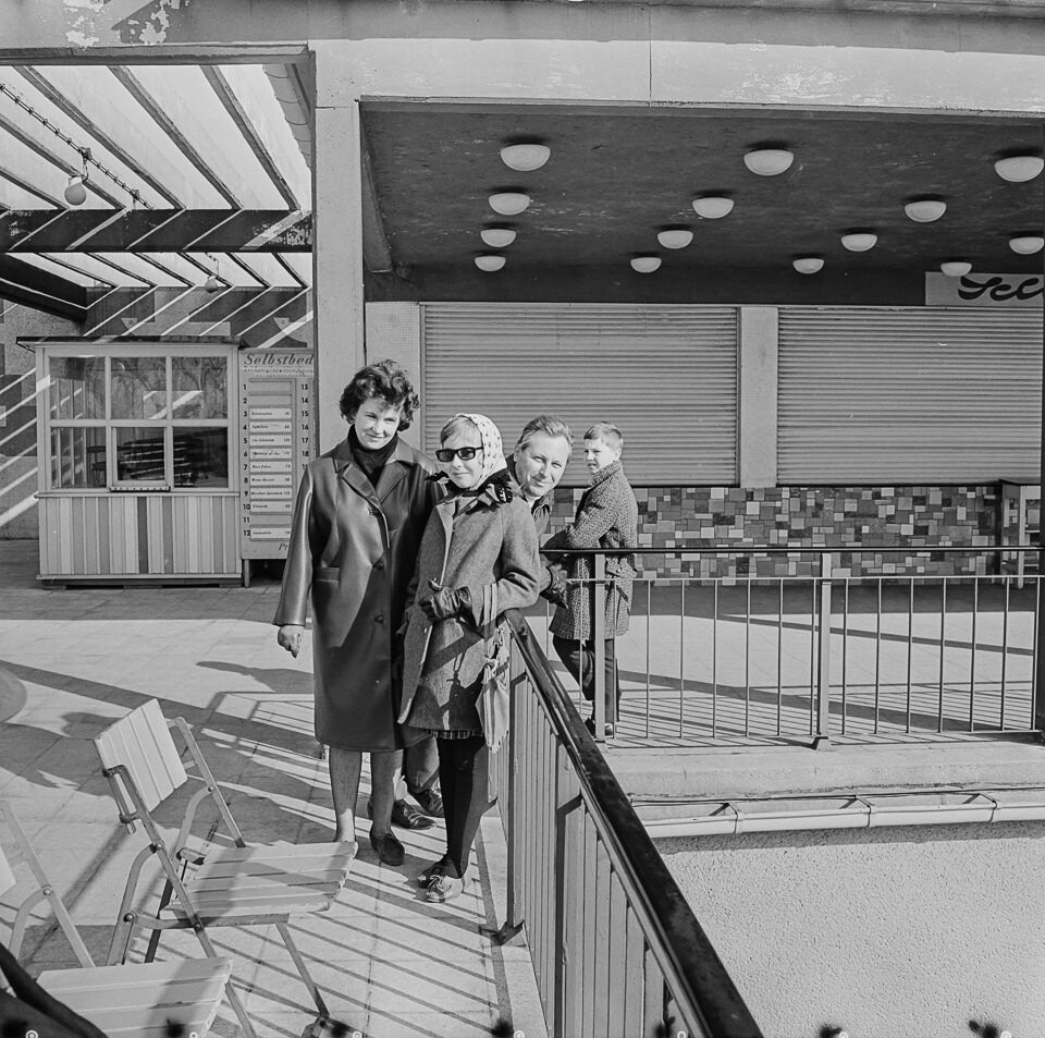 Terrasse am Müggelturm, 1966, Bild 1 SW-Foto © Kurt Schwarz. (Kurt Schwarz CC BY-NC-SA)