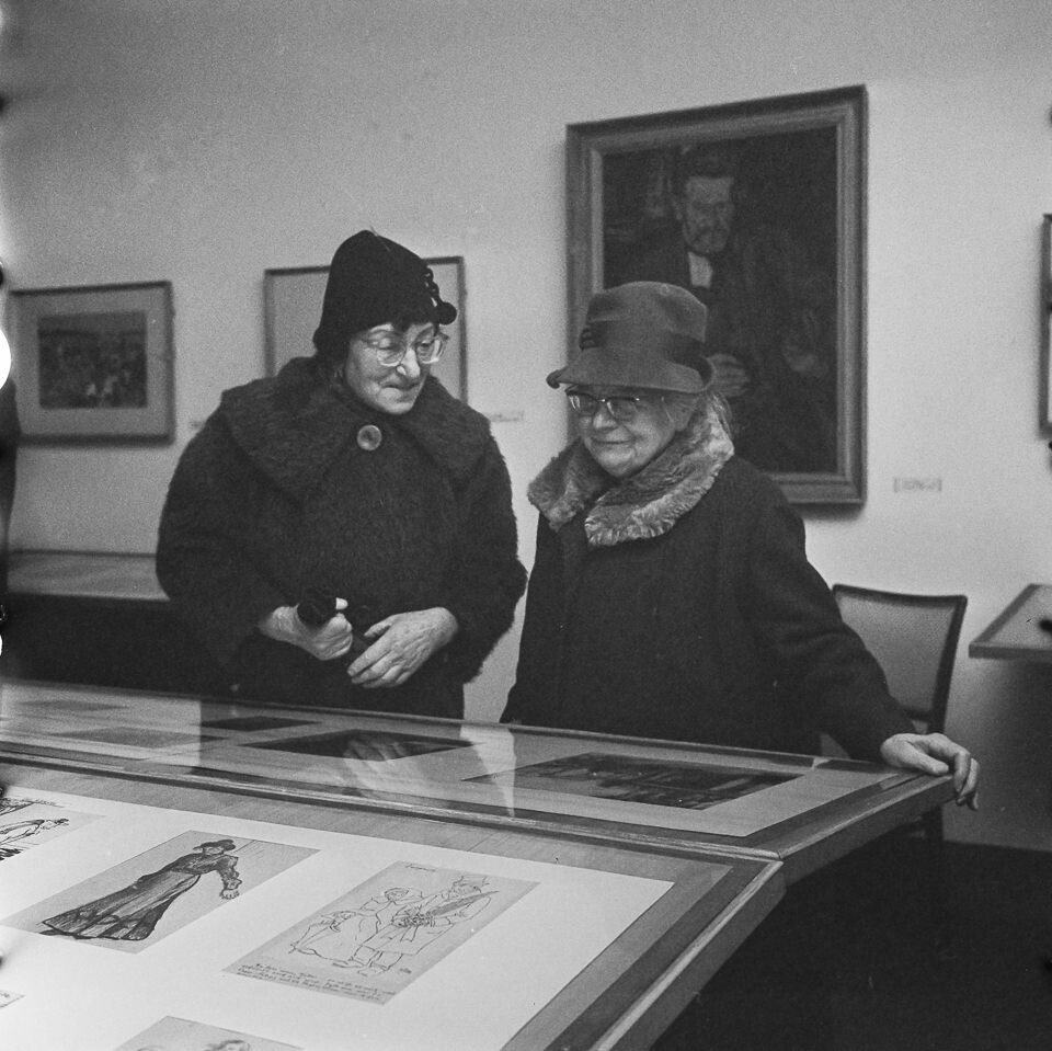 Margarete Köhler-Zille (1884-1977) in Zille-Ausstellung, 1968. SW-Foto © Kurt Schwarz. (Kurt Schwarz CC BY-NC-SA)