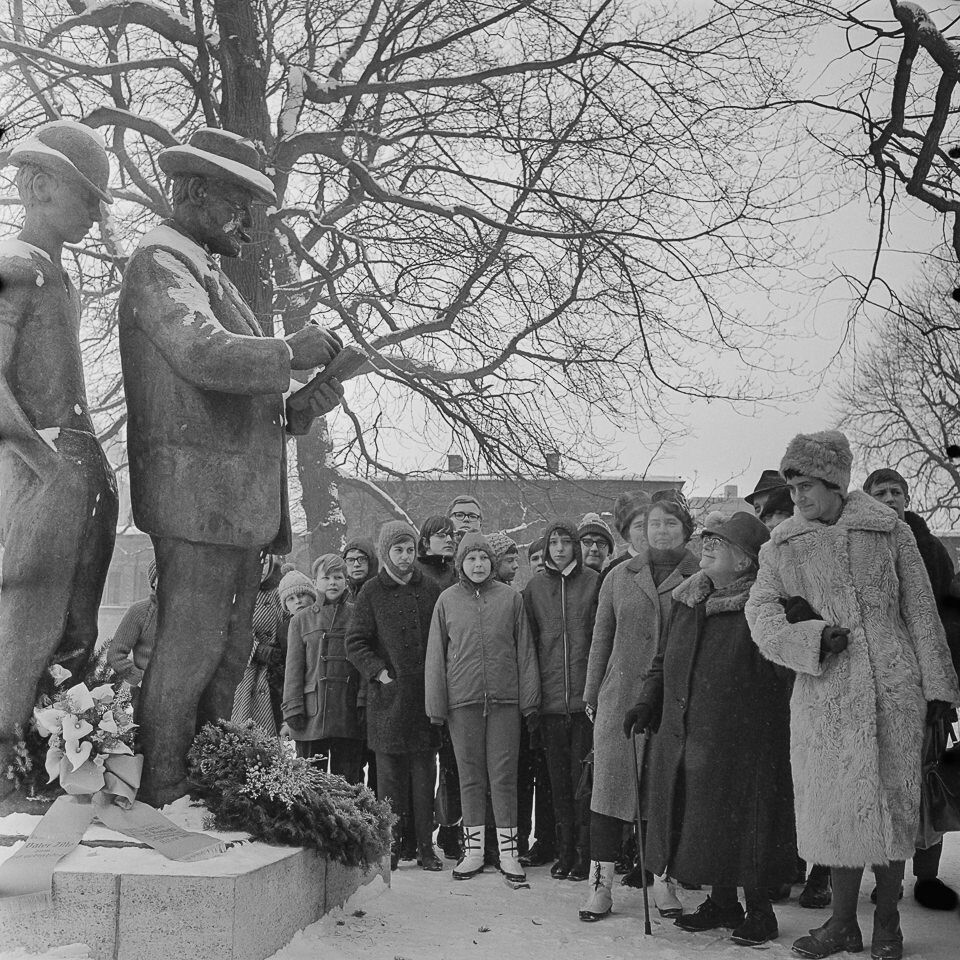 Kranzniederlegung am Zilledenkmal, Köllnischer Park, 1968. SW-Foto © Kurt Schwarz. (Kurt Schwarz CC BY-NC-SA)