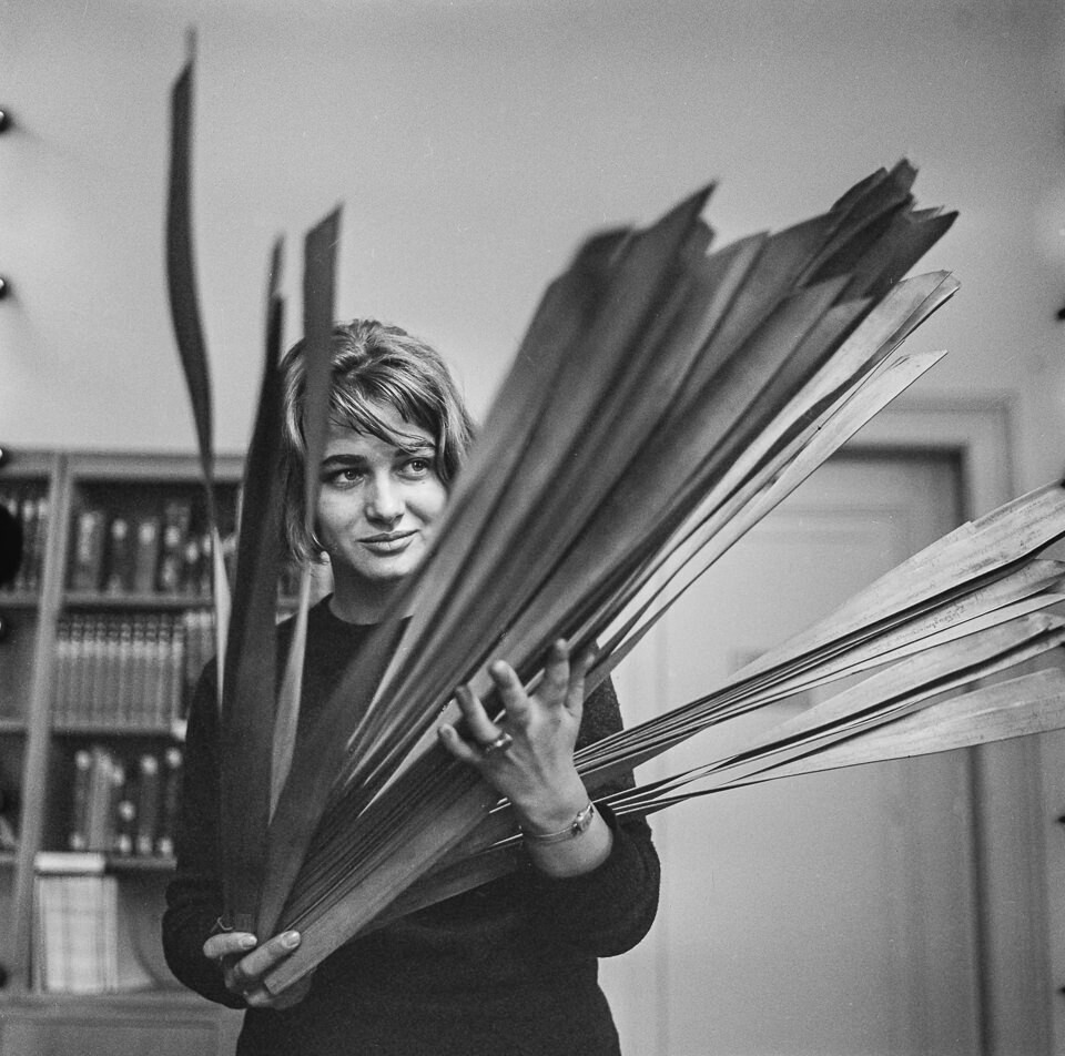 Mitarbeiterin mit Manuskript, Staatsbibliothek "Unter den Linden" 1965. SW-Foto © Kurt Schwarz. (Kurt Schwarz CC BY-NC-SA)
