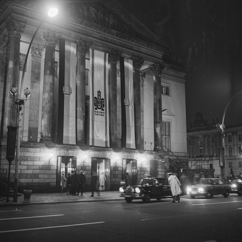 Beleuchtete Fassade Staatsoper abends, 1969. SW-Foto © Kurt Schwarz. (Kurt Schwarz CC BY-NC-SA)