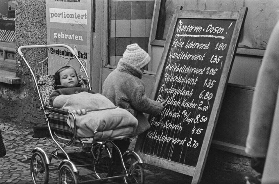 Kinder vor Lebensmittelgeschäft, 1960er Jahre. SW-Foto © Kurt Schwarz. (Kurt Schwarz CC BY-NC-SA)