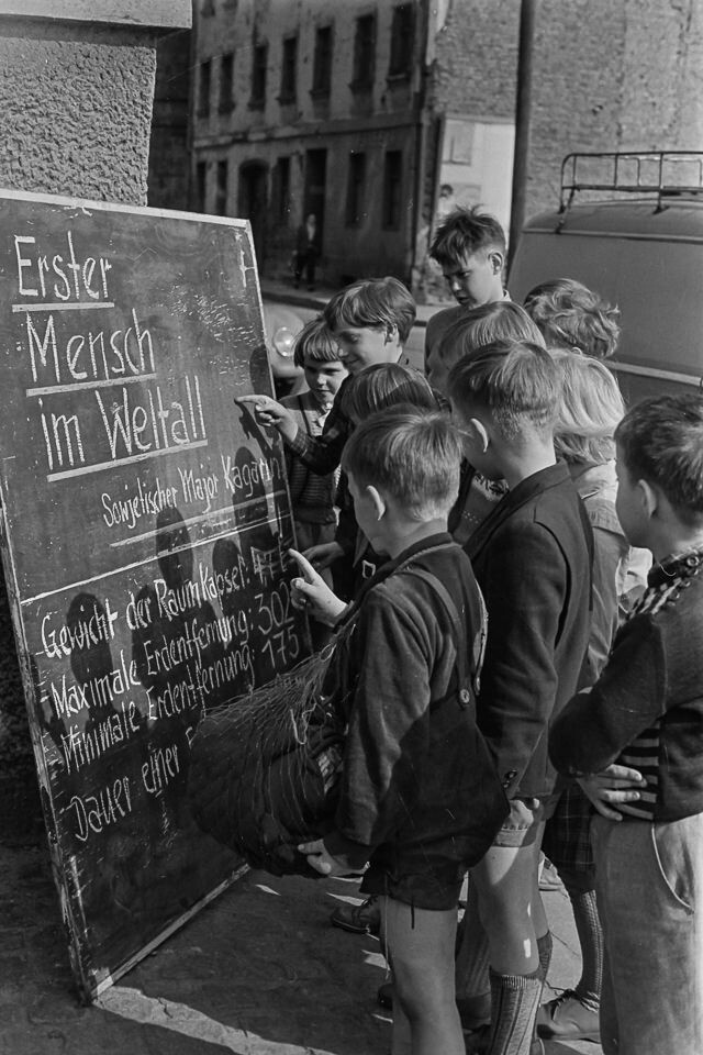 Kinder mit Tafel an einer Straßenecke, 1960er Jahre. SW-Foto © Kurt Schwarz. (Kurt Schwarz CC BY-NC-SA)