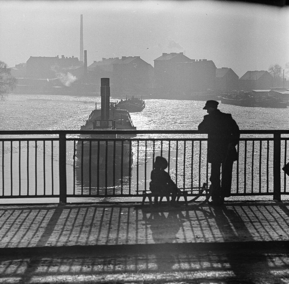 Blick von Brücke auf Lastkähne in vereister Spree, Altstadt Köpenick, 1964 SW-Foto © Kurt Schwarz. (Kurt Schwarz CC BY-NC-SA)
