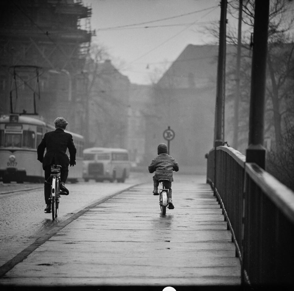 Fahrradfahrer auf Dammbrücke, Altstadt Köpenick, 1965. SW-Foto © Kurt Schwarz. (Kurt Schwarz CC BY-NC-SA)