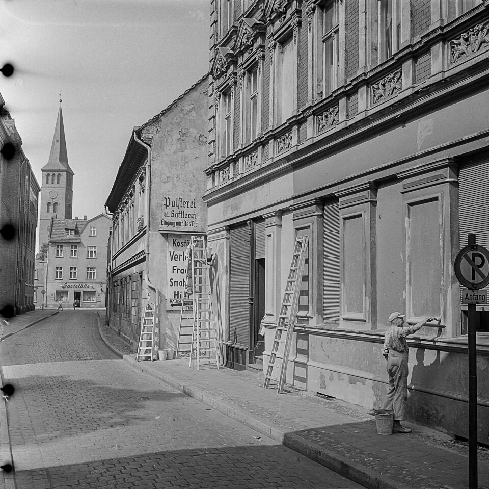 Malerarbeiten an Hausfassade, Altstadt Köpenicker, 1960er Jahre. SW-Foto © Kurt Schwarz. (Kurt Schwarz CC BY-NC-SA)