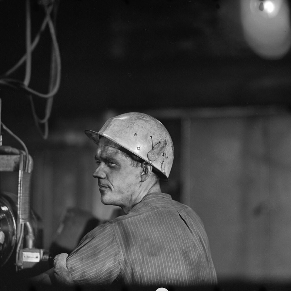 Arbeiter mit Schutzhelm, VEB Elektrokohle, 1960er Jahre. SW-Foto © Kurt Schwarz. (Kurt Schwarz CC BY-NC-SA)
