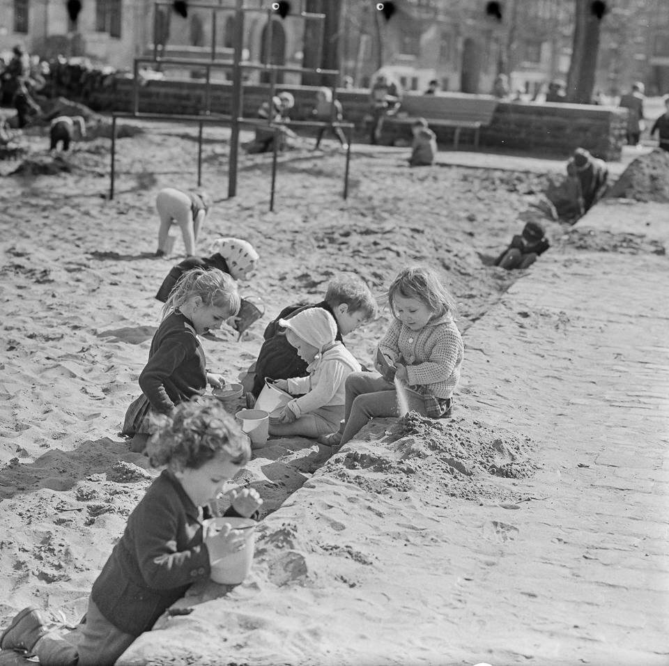 Kinder auf dem Spielplatz auf dem Kollwitzplatz, 1972. SW-Foto © Kurt Schwarz. (Kurt Schwarz CC BY-NC-SA)