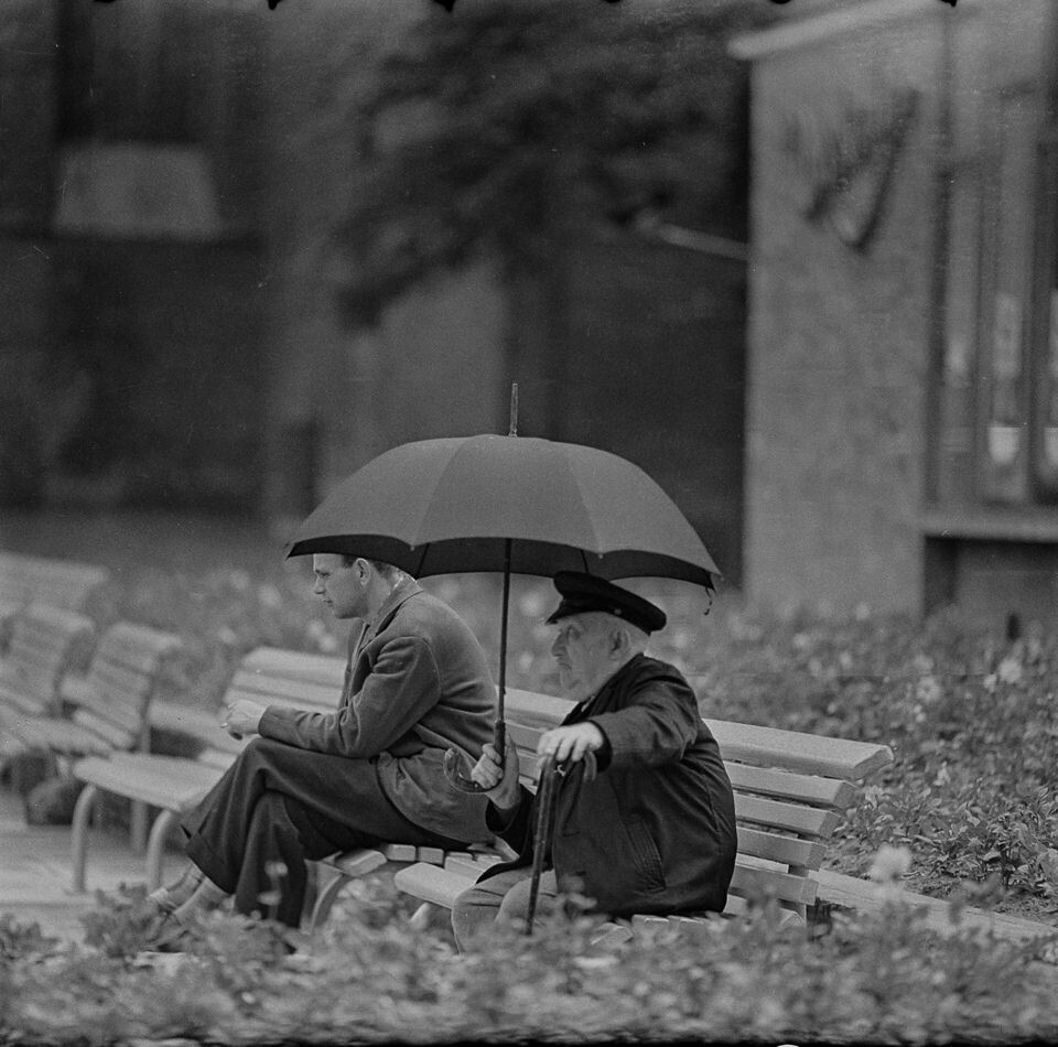 2 Männer auf Parkbank, 1964. SW-Foto © Kurt Schwarz. (Kurt Schwarz CC BY-NC-SA)
