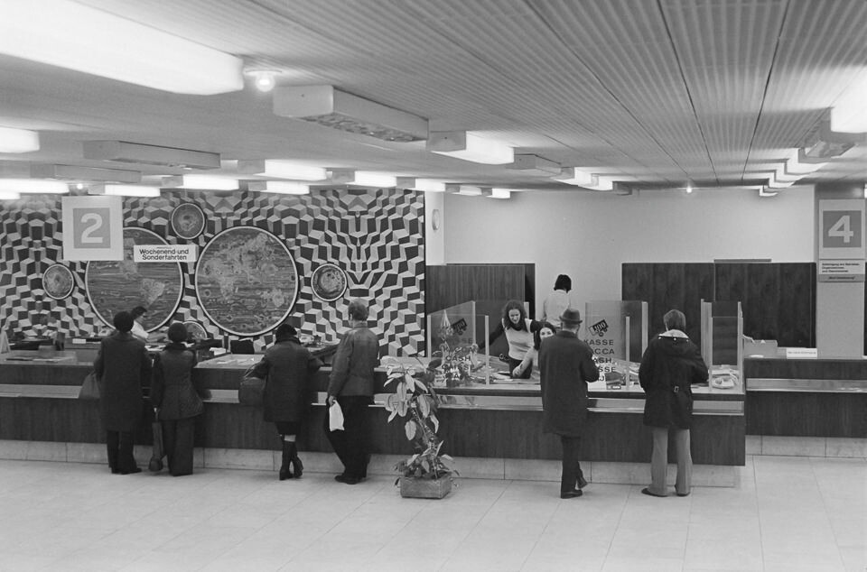 Besucherraum, Haus des Reisens am Alexanderplatz, 1976. SW-Foto © Kurt Schwarz. (Kurt Schwarz CC BY-NC-SA)