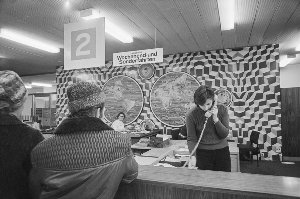 Kunden am Schalter, Haus des Reisens am Alexanderplatz, 1976. SW-Foto © Kurt Schwarz. (Kurt Schwarz CC BY-NC-SA)
