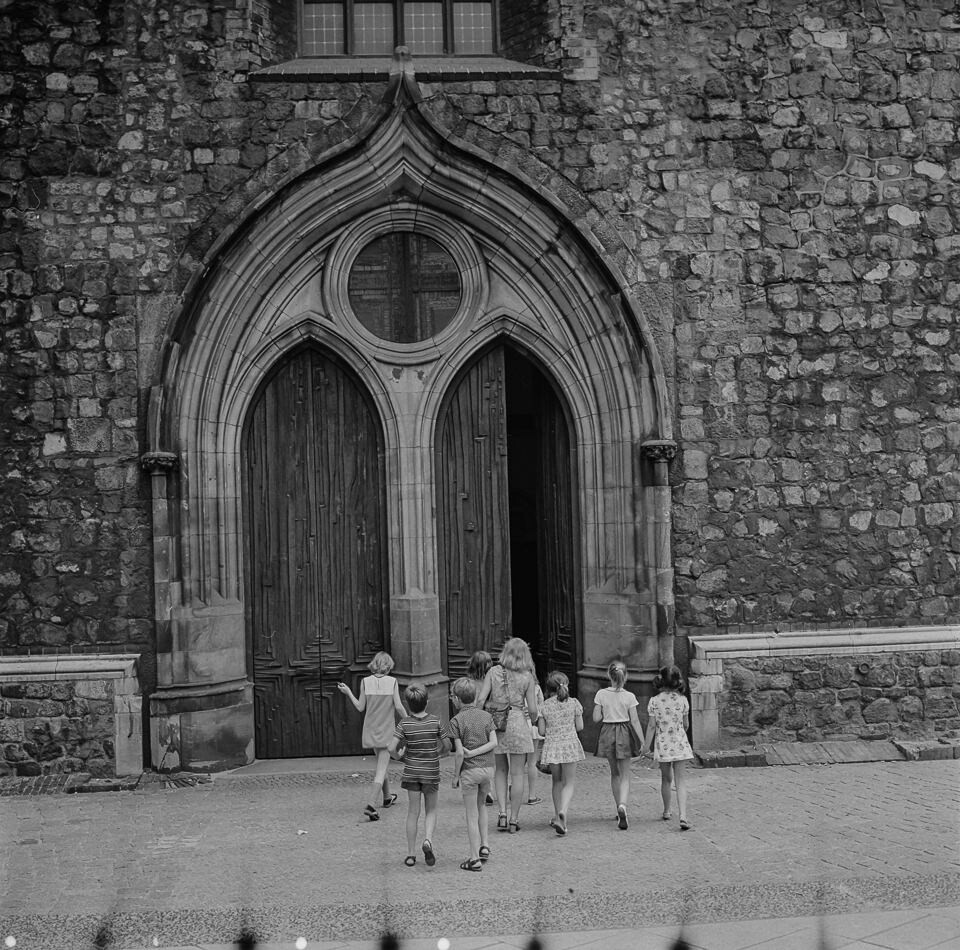 Kinder vor Portal, Marienkirche, Berlin-Mitte, 1973 SW-Foto © Kurt Schwarz. (Kurt Schwarz CC BY-NC-SA)