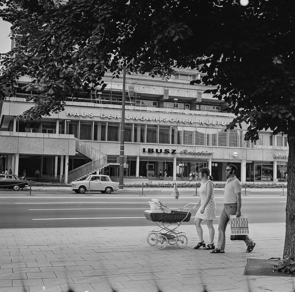 Straßenszene vor "Haus der ungarischen Kultur", 1973. SW-Foto © Kurt Schwarz. (Kurt Schwarz CC BY-NC-SA)
