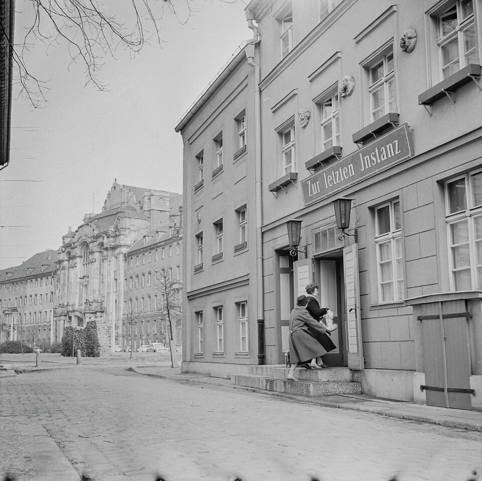 Eingang "Zur nLetzte Instanz", 1972. SW-Foto © Kurt Schwarz. (Kurt Schwarz CC BY-NC-SA)
