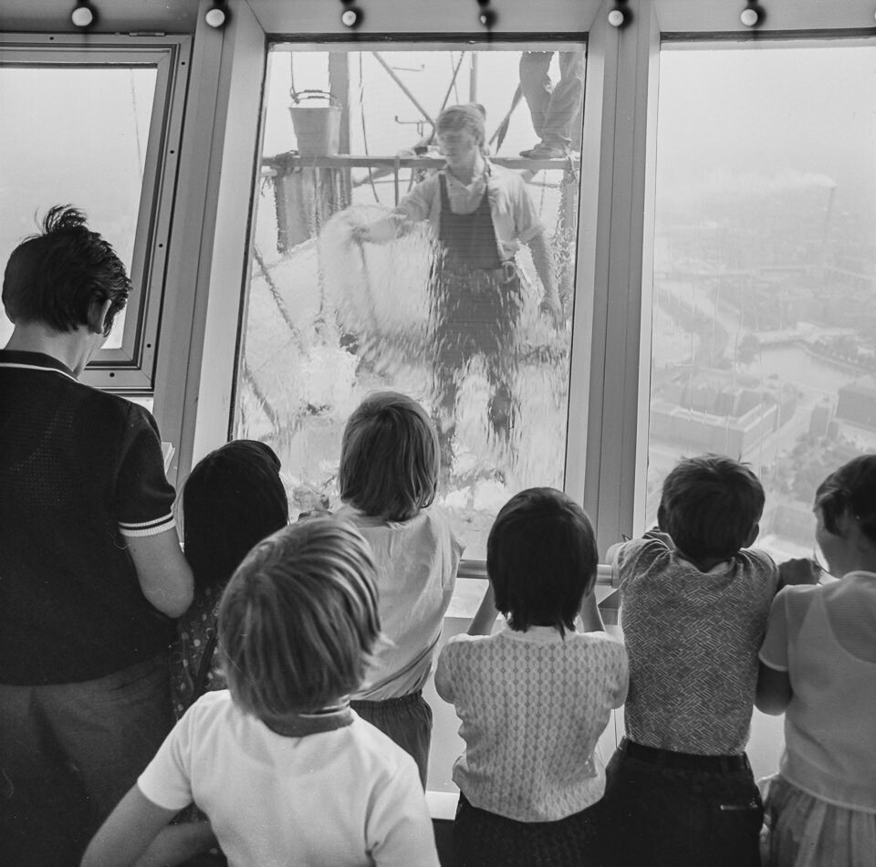 Fensterreinigung an der Turmkugel des Berliner Fernsehturms, 1973, Bild 1. SW-Foto © Kurt Schwarz. (Kurt Schwarz CC BY-NC-SA)