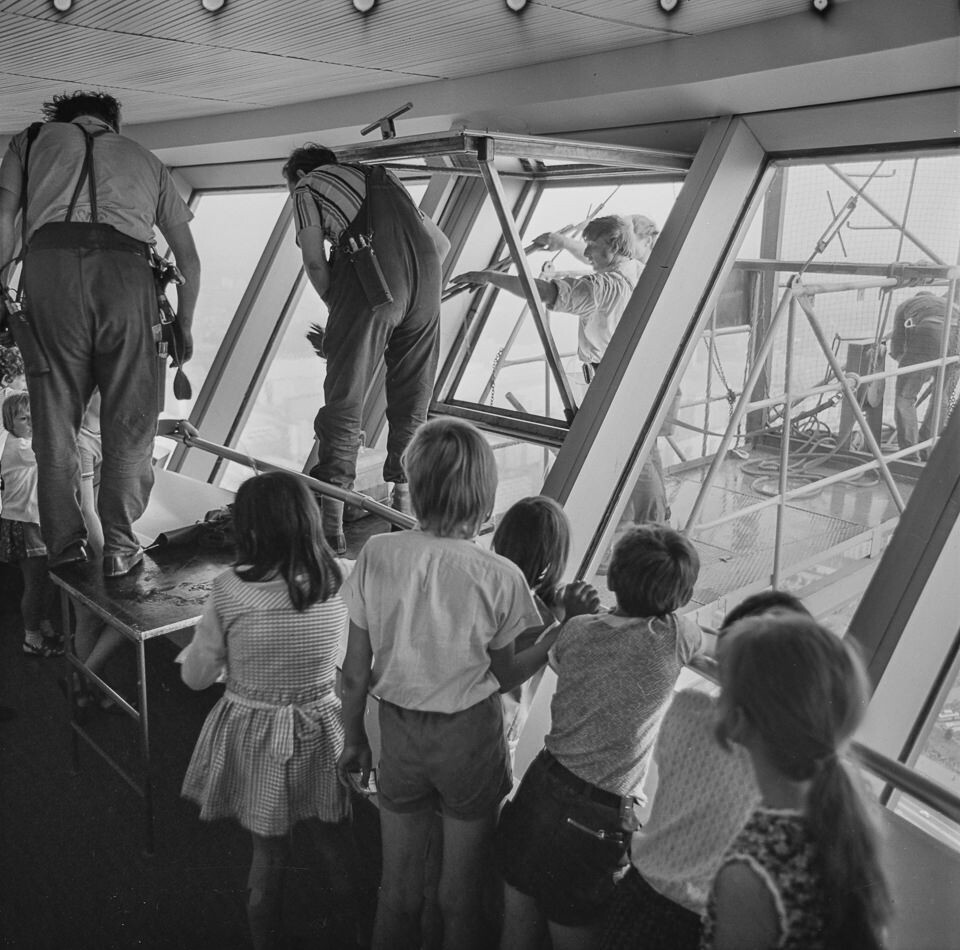 Fensterreinigung an der Turmkugel des Berliner Fernsehturms, 1973, Bild 2. SW-Foto © Kurt Schwarz. (Kurt Schwarz CC BY-NC-SA)