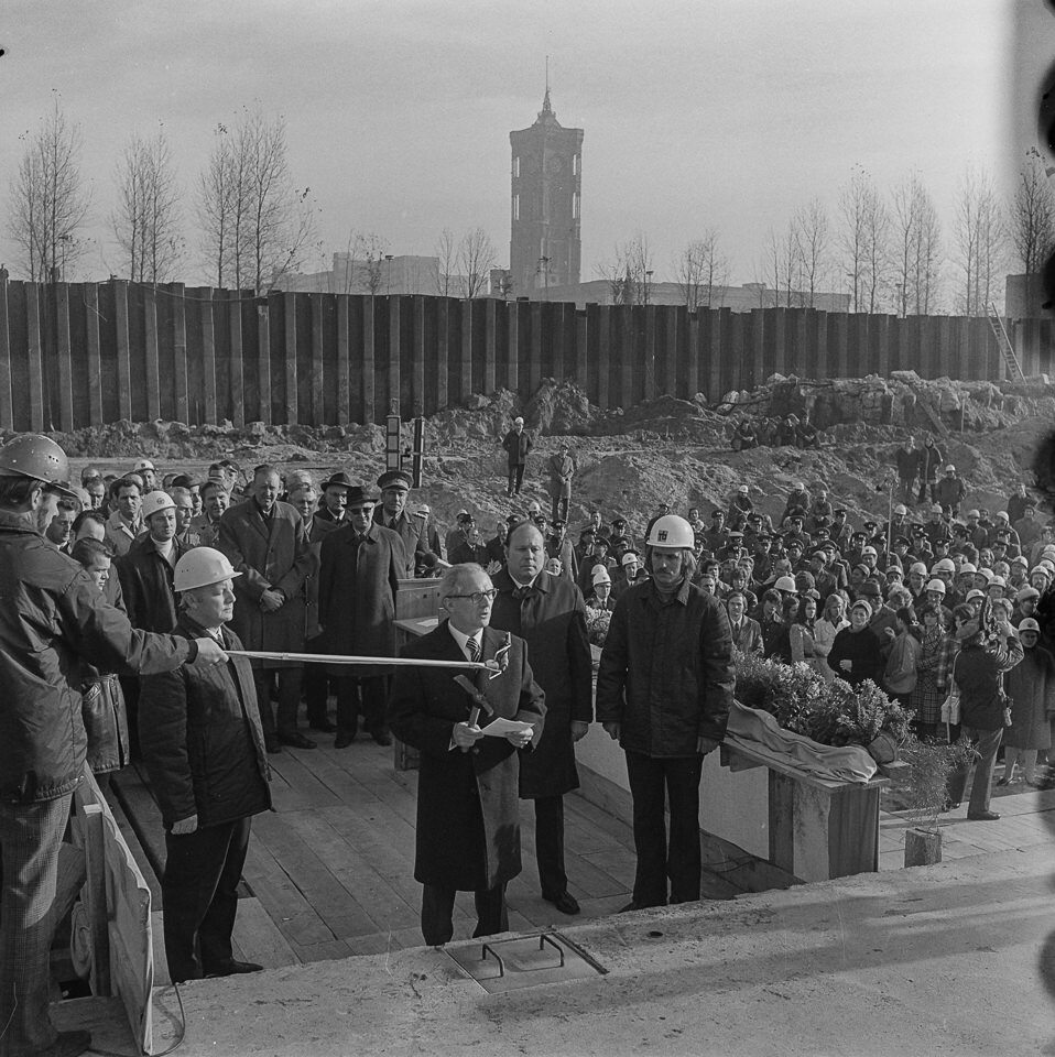 Honecker bei Grundsteinlegung des Palastes der Republik, 1973. SW-Foto © Kurt Schwarz. (Kurt Schwarz CC BY-NC-SA)
