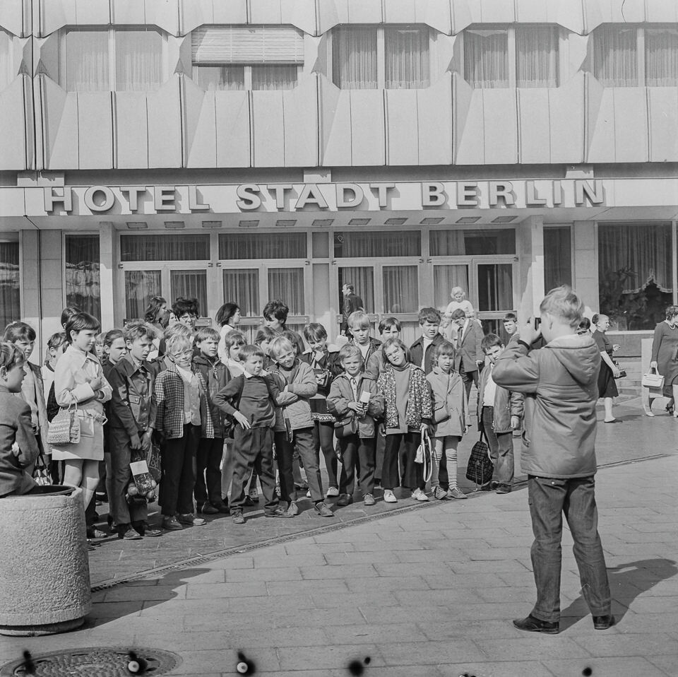 Schüler vor dem Eingang des "Hotel Stadt Berlin", 1970er Jahre. SW-Foto © Kurt Schwarz. (Kurt Schwarz CC BY-NC-SA)