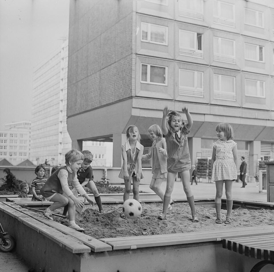 Spielende Kinder auf Dach der Rathauspassagen, 1970er Jahre. SW-Foto © Kurt Schwarz. (Kurt Schwarz CC BY-NC-SA)