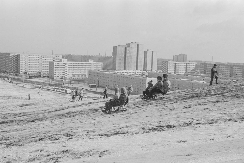 Rodelpiste, Volkspark Prenzlauer Berg, 1973, Bild 2. SW-Foto © Kurt Schwarz. (Kurt Schwarz CC BY-NC-SA)