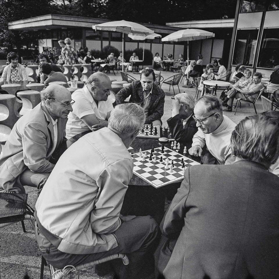 Schachspieler auf Restaurantterrasse, Ostberlin, 1974. SW-Foto © Kurt Schwarz. (Kurt Schwarz CC BY-NC-SA)