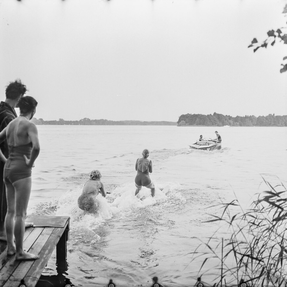 Wasserski auf dem Müggelsee, 1974, Bild 1. SW-Foto © Kurt Schwarz. (Kurt Schwarz CC BY-NC-SA)