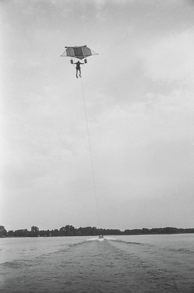 Wasserski auf dem Müggelsee, 1974, Bild 3. SW-Foto © Kurt Schwarz. (Kurt Schwarz CC BY-NC-SA)