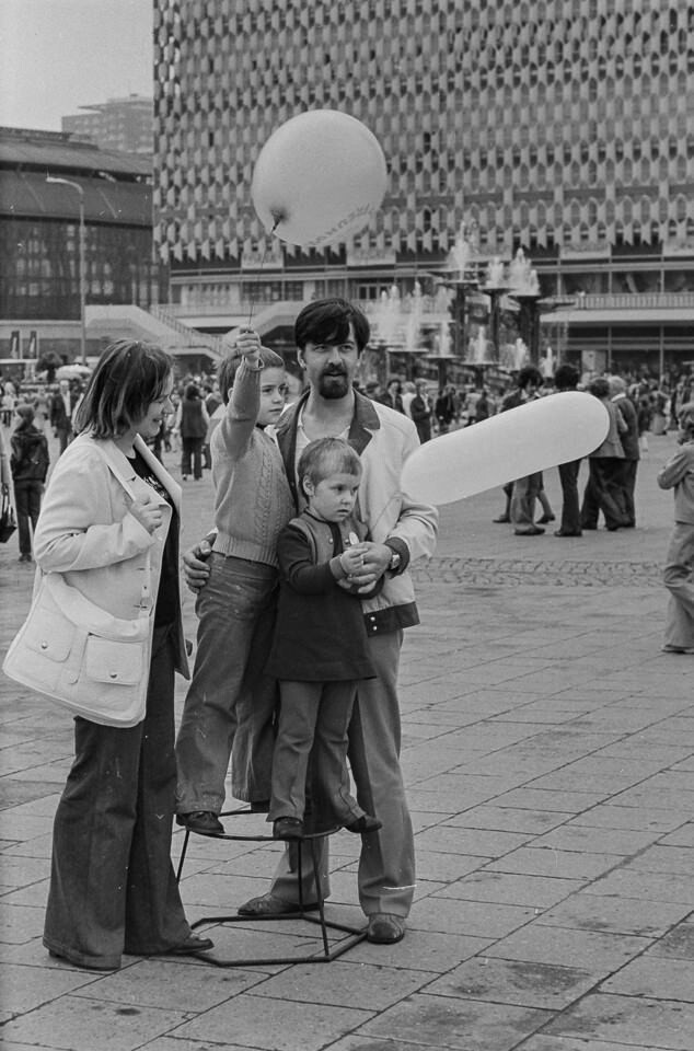 Besucher des Volksfestes am Alexanderplatz, Mai 1975. SW-Foto © Kurt Schwarz. (Kurt Schwarz CC BY-NC-SA)