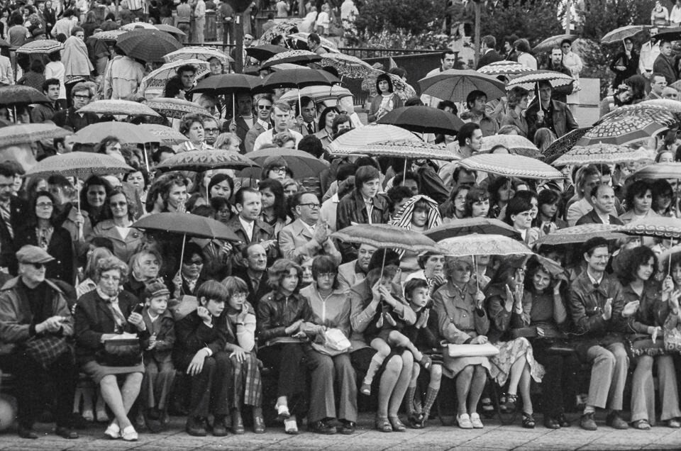 Zuschauer im Regen bei Vorführung auf Volksfest am Alexanderplatz, Mai 1975. SW-Foto © Kurt Schwarz. (Kurt Schwarz CC BY-NC-SA)
