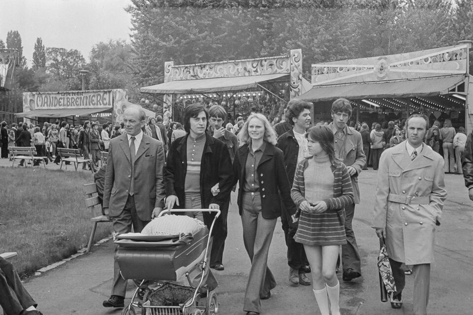 Besucher auf Volksfest am Alexanderplatz, Mai 1975, Bild 1. SW-Foto © Kurt Schwarz. (Kurt Schwarz CC BY-NC-SA)