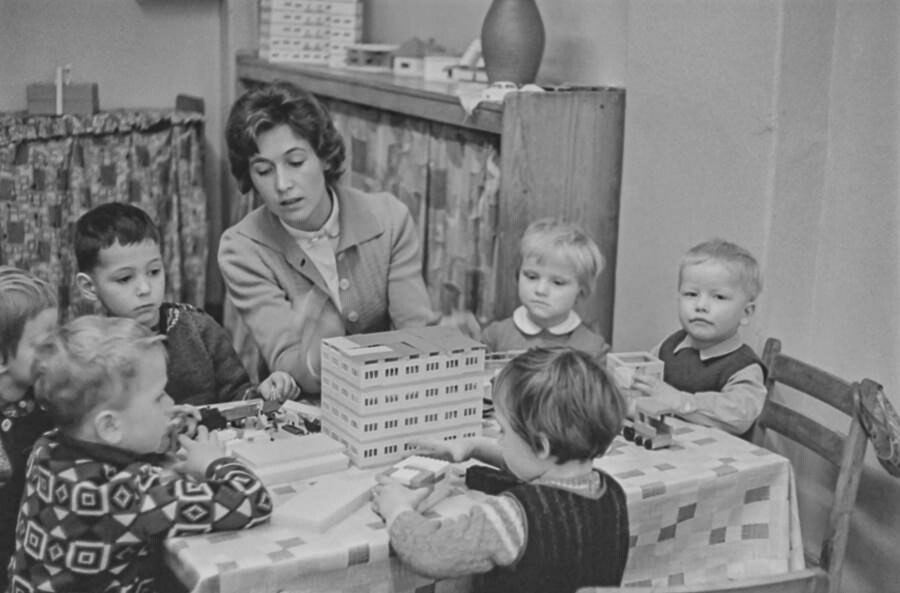 Kinder während Hausfrauenqualifizierungskurs, VHS Lichtenberg, 1966. SW-Foto © Kurt Schwarz. (Kurt Schwarz CC BY-NC-SA)