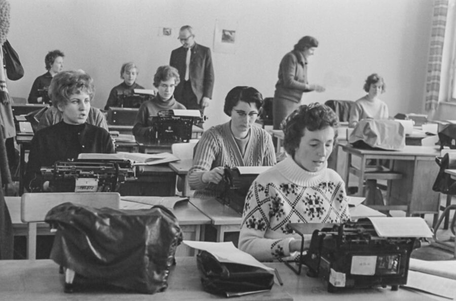 Schreibmaschinentraining, Hausfrauenqualifizierungskurs, VHS Lichtenberg, 1966. SW-Foto © Kurt Schwarz. (Kurt Schwarz CC BY-NC-SA)