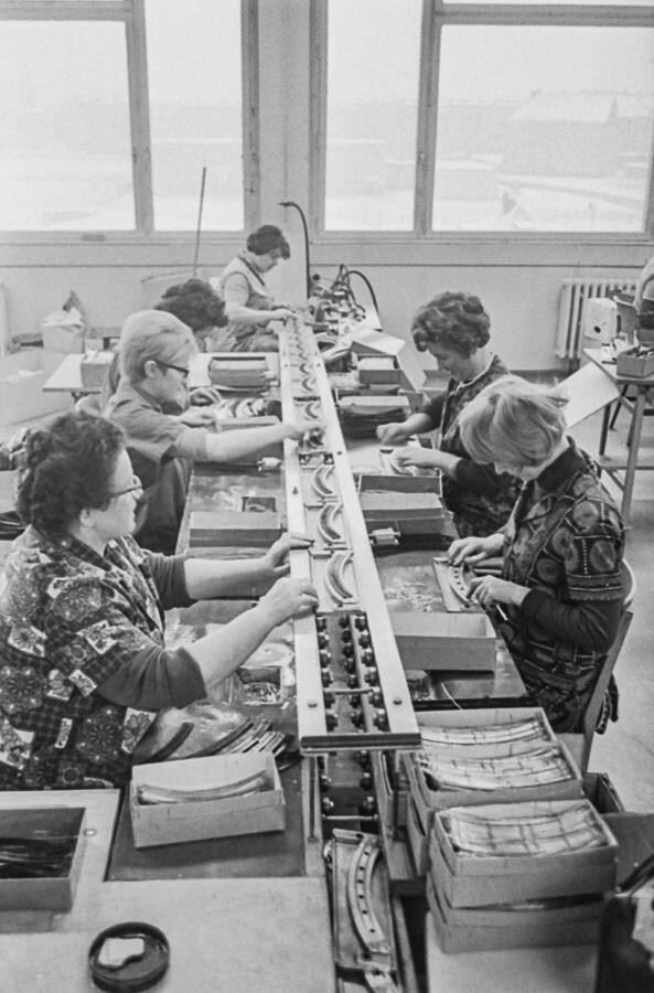 Frauen bei Herstellung von Modelleisenbahnschienen, 1960er Jahre. SW-Foto © Kurt Schwarz. (Kurt Schwarz CC BY-NC-SA)