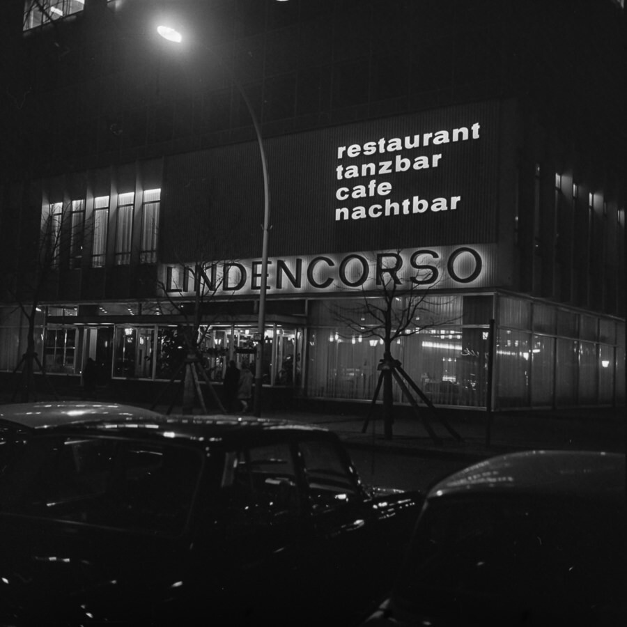 Lindencorso' nachts, 1968. SW-Foto © Kurt Schwarz. (Kurt Schwarz CC BY-NC-SA)