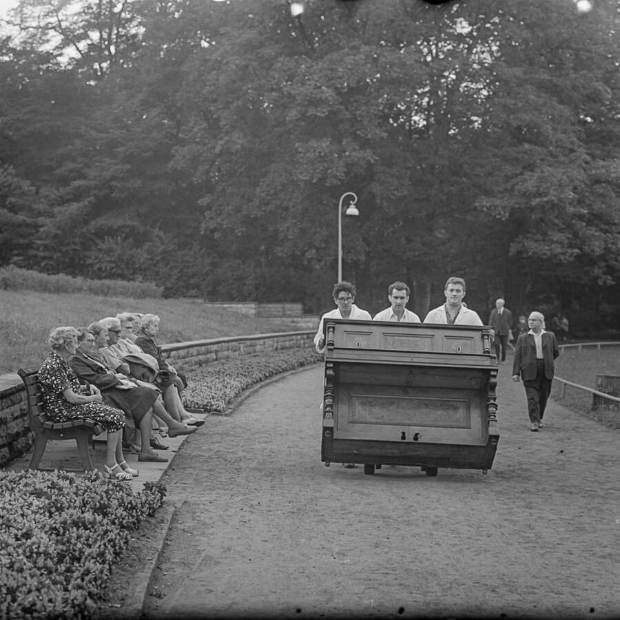 Klaviertransport im Park am Weißen See, 1960er Jahre. SW-Foto © Kurt Schwarz. (Kurt Schwarz CC BY-NC-SA)