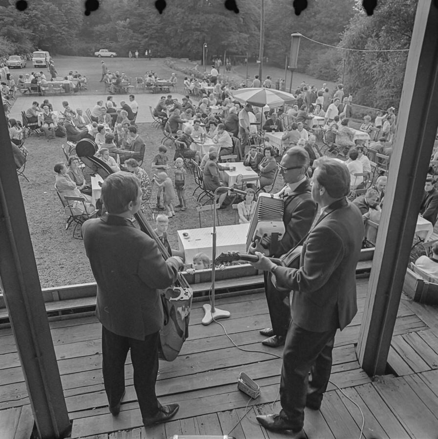 Konzert im Café am Weißen See, 1960er Jahre. SW-Foto © Kurt Schwarz. (Kurt Schwarz CC BY-NC-SA)