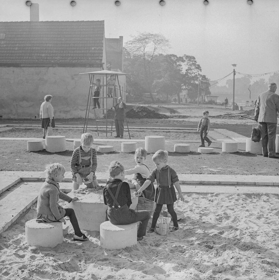 Kinder auf Spielplatz in Köpenick, 1969. SW-Foto © Kurt Schwarz. (Kurt Schwarz CC BY-NC-SA)