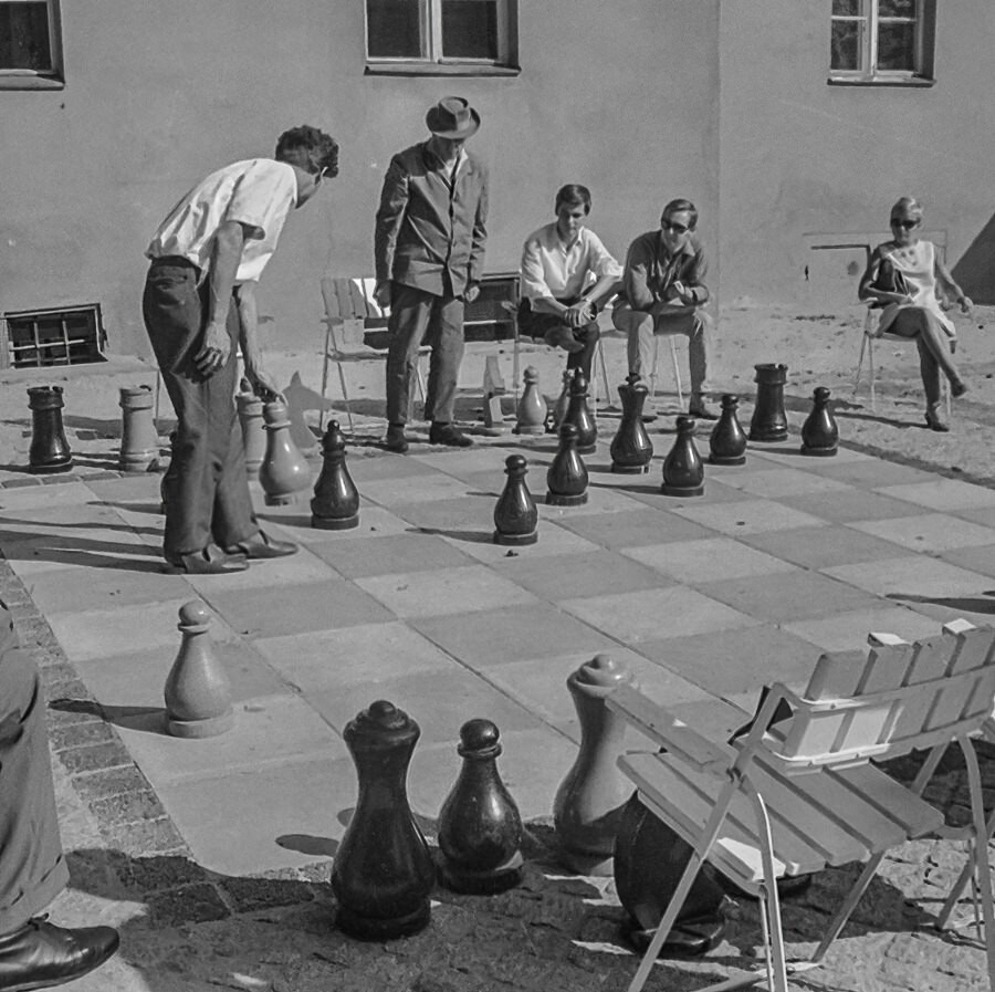 Schachspieler in einem Ostberliner Park, 1968. SW-Foto © Kurt Schwarz. (Kurt Schwarz CC BY-NC-SA)