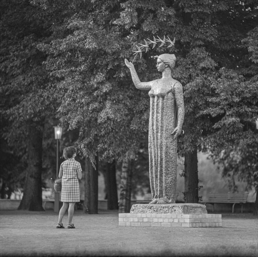 Frau vor Skulptur im Park, 1969. SW-Foto © Kurt Schwarz. (Kurt Schwarz CC BY-NC-SA)